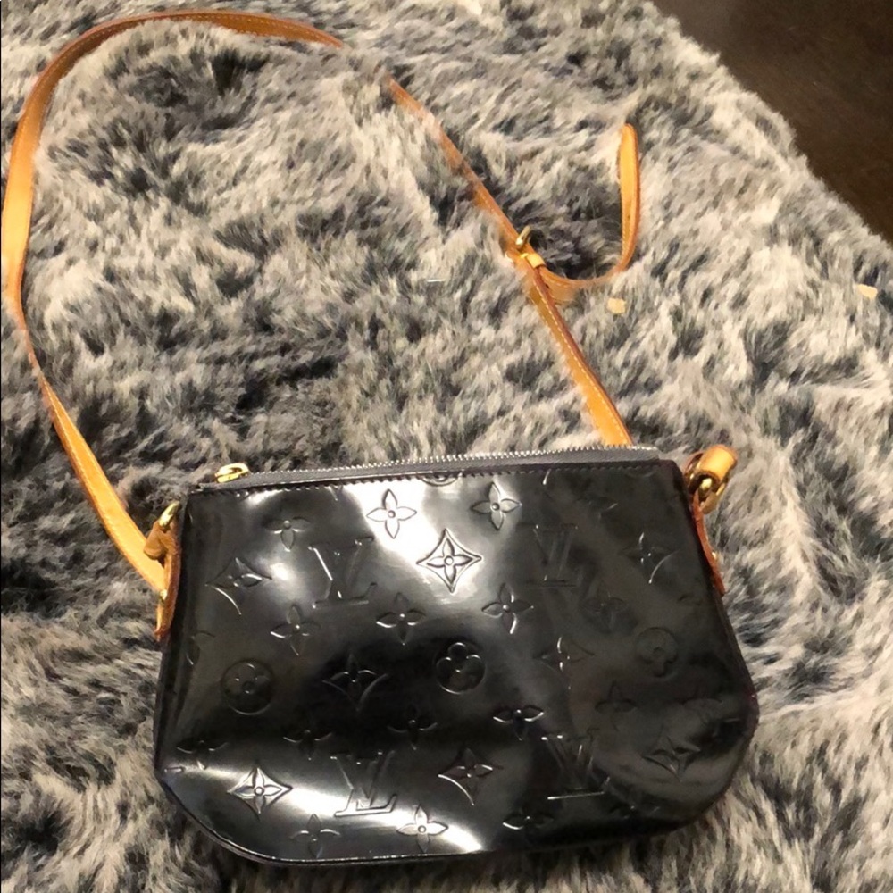 Authentic Louis Vuitton Vernis cross body
